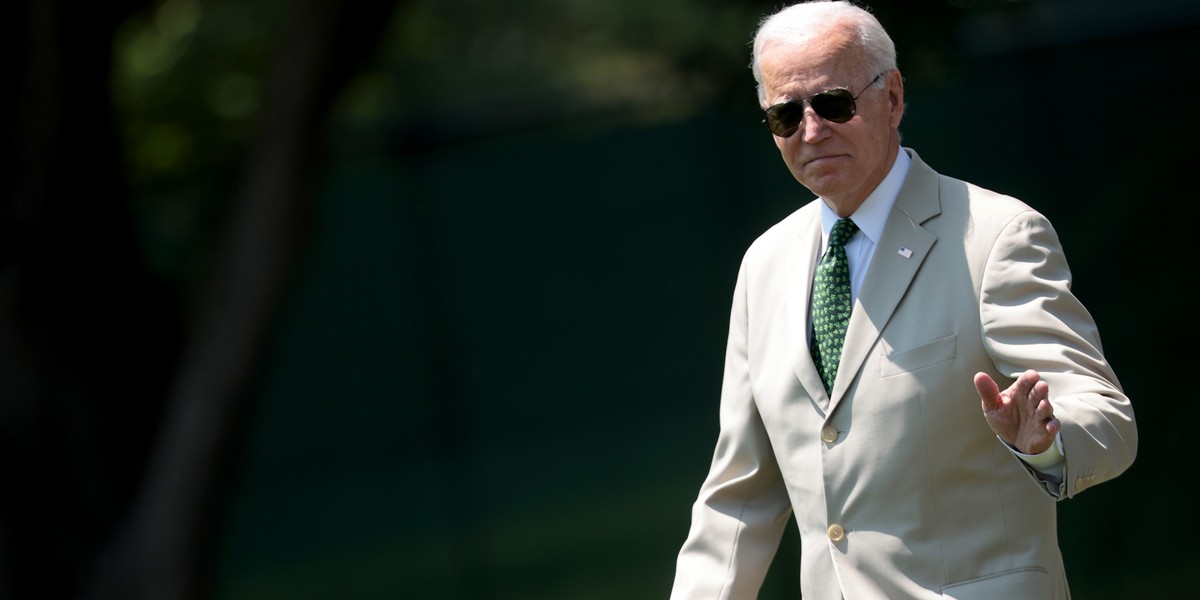 Joe Biden podkreśla rolę swojego planu w kontekście spadającego bezrobocia.