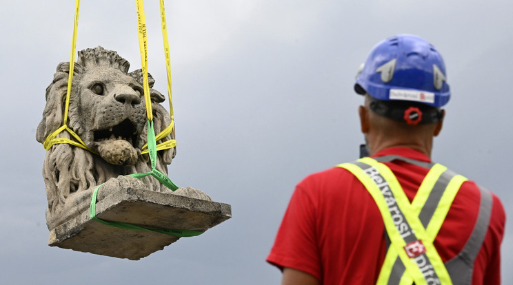 Lánchíd: Leemelték az első oroszlánszobrot a hídról / Fotó: MTI/Szigetváry Zsolt