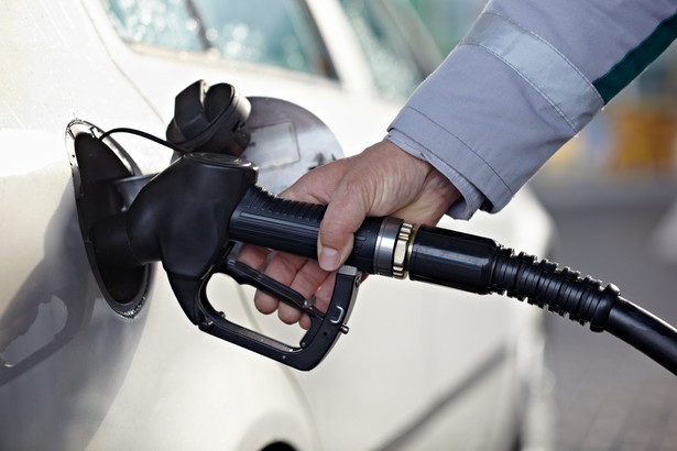 Od 1 lipca osoby prowadzące działalność mogą odliczać połowę VAT od paliwa