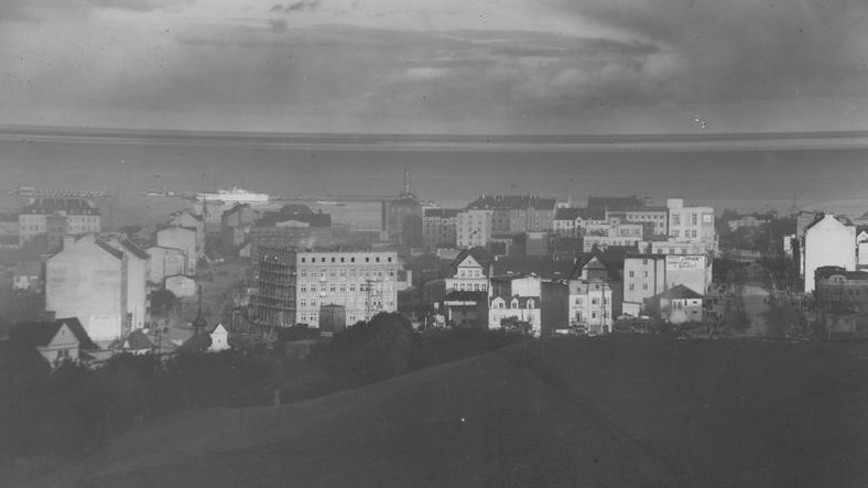 Panorama Gdyni. Widoczny budynek motelu, szyld maszyn do szycia Singer i czekolady Wedel. Rok 1930