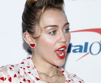 Miley Cyrus egy hasis után hókotróhoz hasonlító ufókat lát