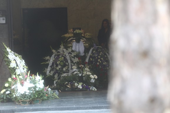 SAHRANJENA SLAĐANA TESLA Manekenka ispraćena na večni počinak uz pesmu "Tiho noći", suze i jecaji na Bežanijskom groblju