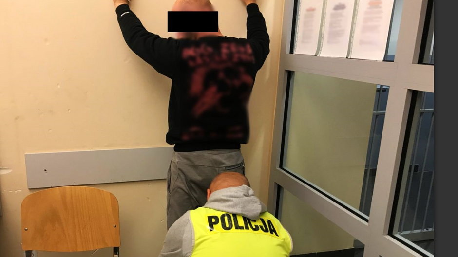 Mężczyzna zaatakował policjantów maczetą