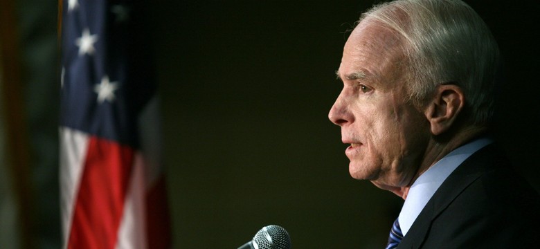 Chory na raka mózgu senator John McCain przerywa leczenie