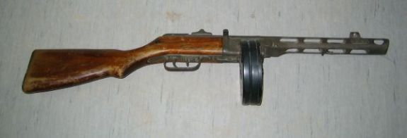 Pistolet maszynowy PPSz wz. 1941, tak zwana „pepesza”, używana m.in. przez żołnierzy LWP (domena publiczna).