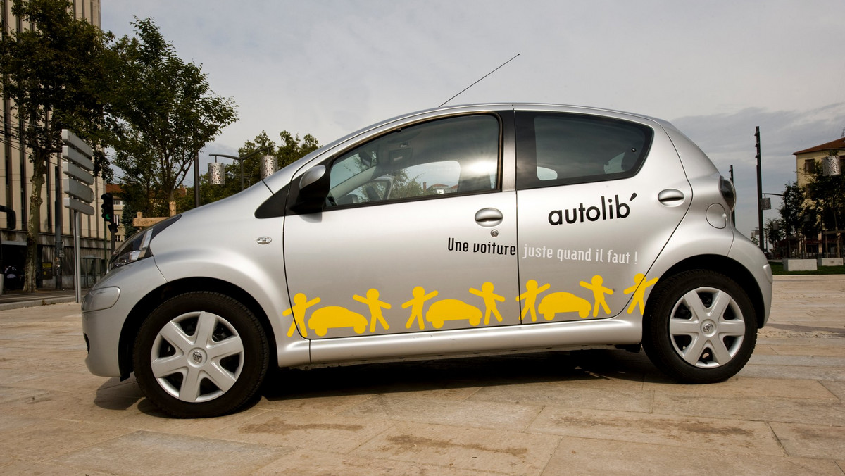 "Autolib" - pod taką nazwą władze samorządowe Paryża rozpoczynają od niedzieli eksperyment z wynajmem samochodów o napędzie elektrycznym i spodziewają się sukcesu, po tym gdy przyjął się w stolicy "Velib", wprowadzony w 2007 roku system wynajmu rowerów.