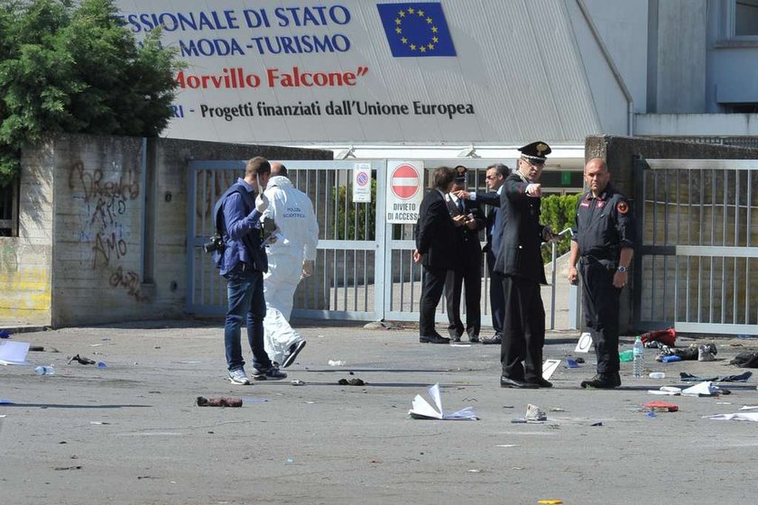 ITALY-BLAST-SCHOOL-FLOWERS