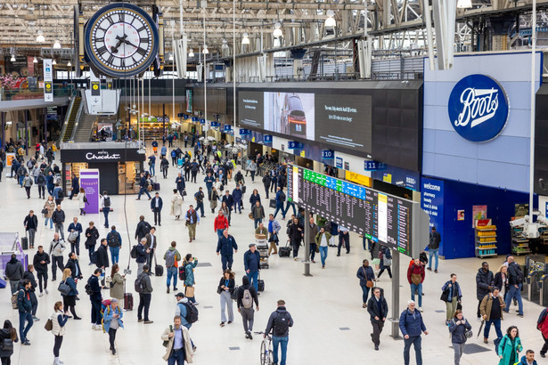 Osoby dojeżdżające do pracy, stacja kolejowa London Waterloo, Londyn, Wielka Brytania