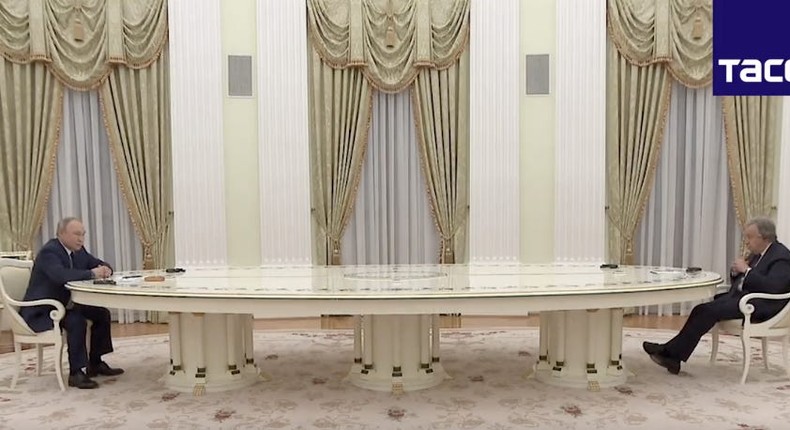 Putin breaks out the Kremlin's ridiculously long table to meet with the ...