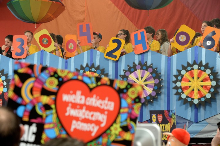 Wolontariusze prezentują kolejne wyniki zebranych do tej pory pieniędzy podczas 23. Finału WOŚP w studiu Telewizji Polskiej w Warszawie