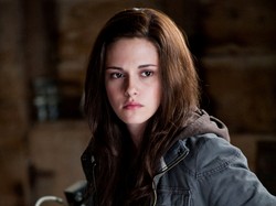 Gwiazda "Zmierzchu" twarzą nowych perfum Balenciaga - sprawdzi się?