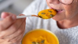 seniorzy powinni jeść garstkę dziennie. zapobiegają osłabieniu i problemom z koncentracją