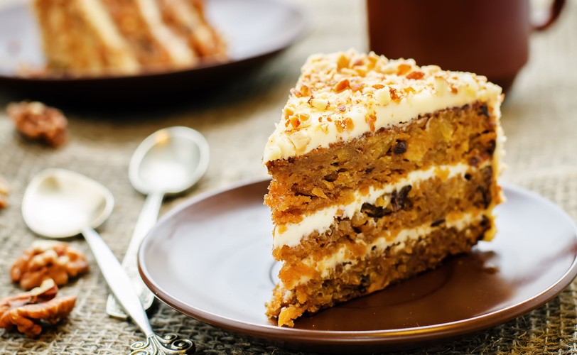 Ciasto marchewkowe przekładane kremem – 580 kcal