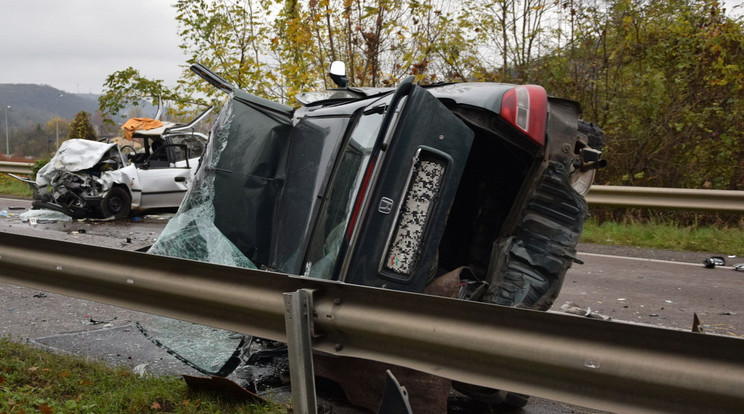 Az idős házaspár a baloldali autóban ült, esélyük sem volt elkerülni a balesetet. Eléjük vágódott a száguldó Honda Civic (jobbra. )/Fotó: Police.hu