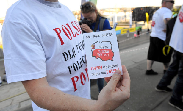 Ulotki z hasłem "Polska dla Polaków" rozdawane na terenie regat The Tall Ships Races. Policja nie reagowała