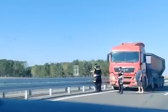 (VIDEO) UZBUNA NA PUTU ŠABAC-LOZNICA! Vozači primetili kamion u suprotnom smeru, nakon pola sata stigla je POLICIJA