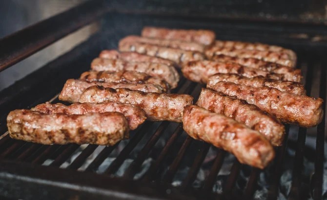 Zaostalu masnoću sa rešetke lako ćete skinuti pomoću crnog luka ili limunovog soka