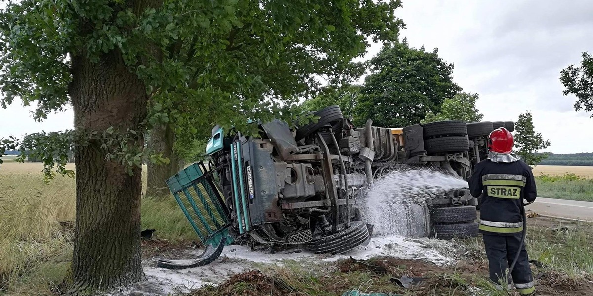 Makabryczny wypadek. Czołowe zderzenie osobówki z ciężarówką