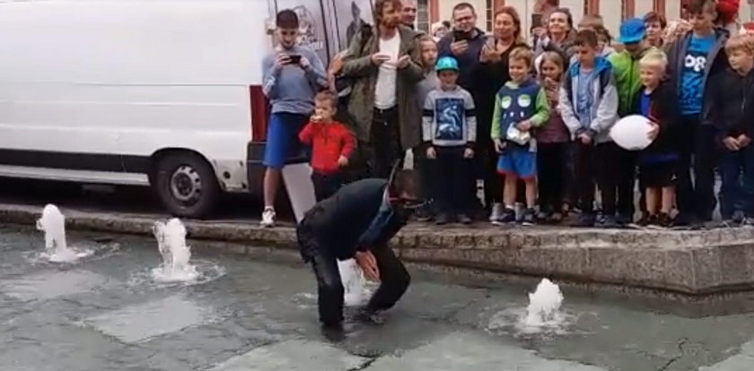 Burmistrz skoczył do fontanny, by pomóc chorej Wiktorii