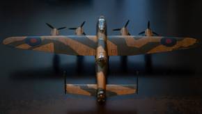 Beliebte Modelle von Militärflugzeugen mit Propeller im Vergleich