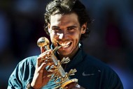 Rafael Nadal z pucharem za zwycięstwo w turnieju ATP w Madrycie