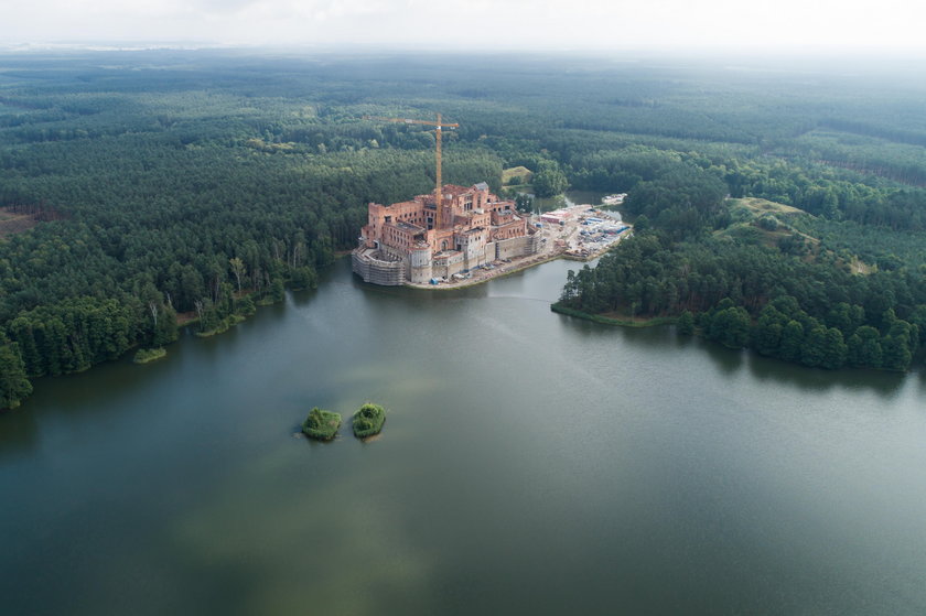 Tak powstawał zamek w Puszczy Noteckiej - zdjęcia