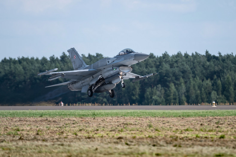 Samolot F-16. Wspólne ćwiczenia polskich i amerykańskich żołnierzy w 32. Bazie Lotnictwa Taktycznego w Łasku (2021 r.)