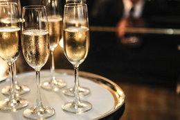 Czym się różni prawdziwy szampan od wina musującego? Wyjaśniamy