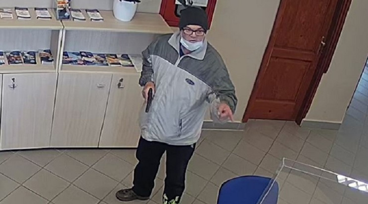 Fegyverrel lépett a bankba, de levette a maszkot, amikor a pénzt követelte /Fotó: police.hu
