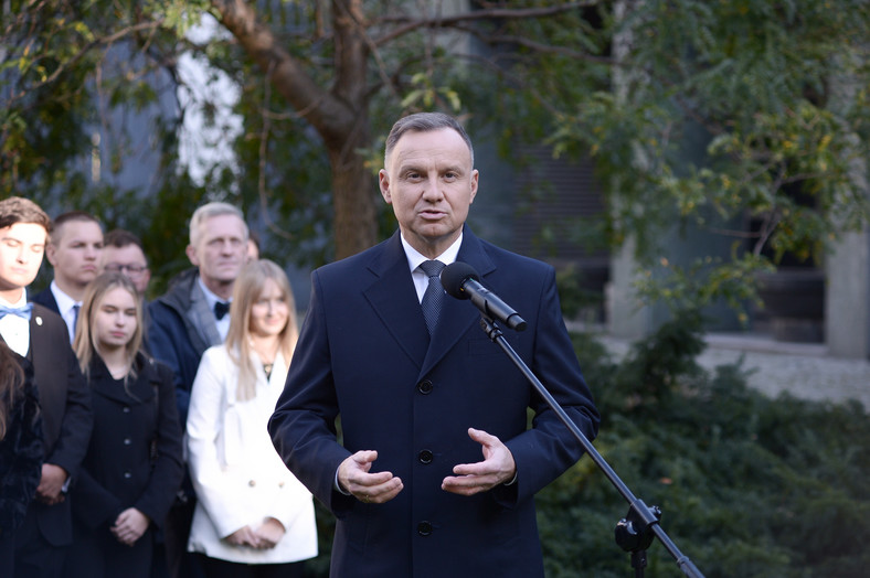 Prezydent Andrzej Duda podczas uroczystości sadzenia jabłoni pamięci w ogrodach prezydenckich (17.10.2023)