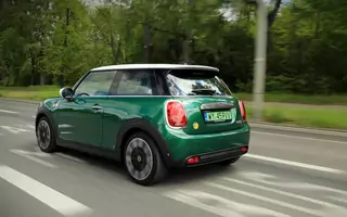 Sprawdź jak spisuje się elektryczny Mini Cooper SE (184 KM) 