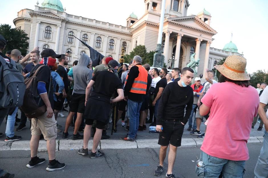 Pripadnici "Narodnih patrola" ispred Skupštine