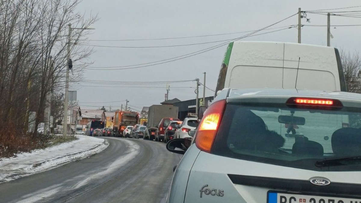Dugačka kolona vozila na Smedervskom putu 