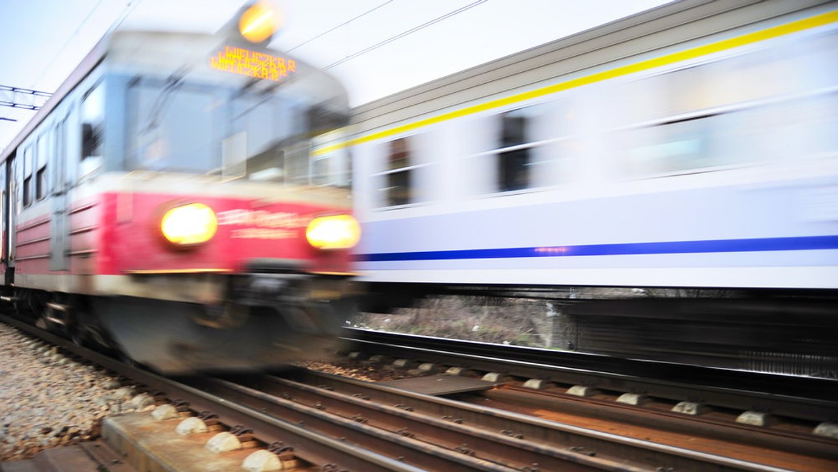 Prezydent Białegostoku wystosował dzisiaj do resortu infrastruktury oraz do spółki PKP Intercity apel, by od grudnia na trasie do Warszawy jeździło więcej niż zapowiadanych sześć par pociągów tego przewoźnika.