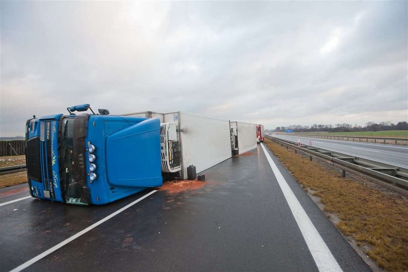 Ciężarówka zablokowała autostradę 