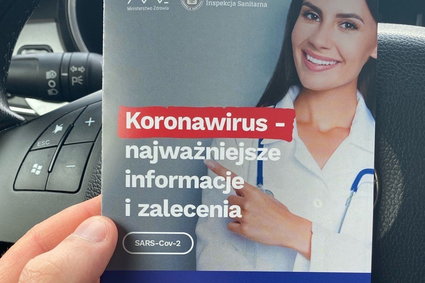 Koronawirus w Polsce. Rząd rozdaje ulotki na stacjach Orlenu, a Poczta wrzuci je do skrzynek