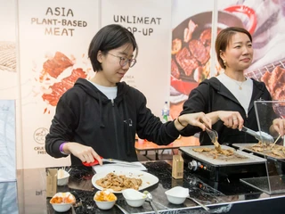 Unlimeat to wegańska alternatywa dla wołowiny prosto z Korei Południowej. Potrawa przygotowana jest na bazie zbóż, owsa i orzechów. Prezentacja podczas Plant Powered Expo 2020, 2.02.2020, Londyn