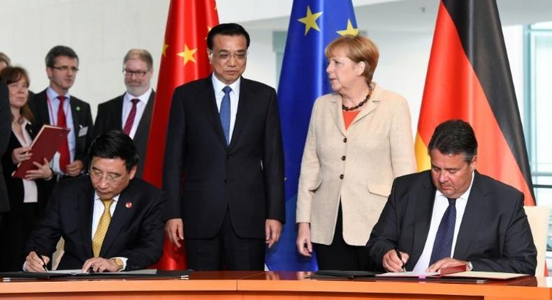 Tensions over trade are mounting between Berlin and Beijing in advance of a visit, during which Sigmar Gabriel (R) is due to meet with Premier Li Keqiang