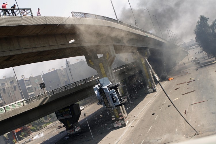 Gwałtowne zamieszki rozlały się po całym Kairze. Liczba ofiar śmiertelnych przekroczyła 150 osób