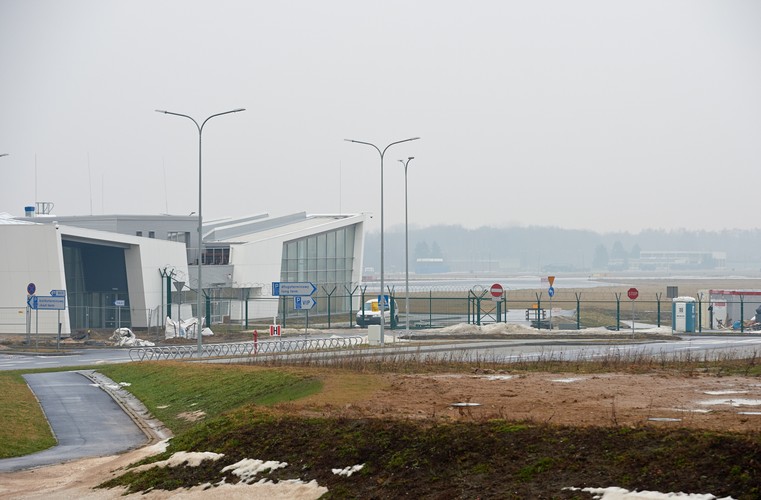 Port Lotniczy Gdynia-Kosakowo<br>
<br>
Planowane otwarcie: brak informacji<br>
<br>
Lotnisko to znane jest fanom muzyki rozrywkowej z tego, że od wielu lat odbywa się tam największy letni festiwal muzyczny w Polsce – Open'er Festival. List intencyjny w sprawie lotniska Gdynia-Kosakowo podpisano w 2005 roku, a w 2009 powstał plan generalny portu. Wczoraj dniach okazało się jednak, że Komisja Europejska zakwestionowała pomoc publiczną udzieloną lotnisku i zażąda zwrotu przekazanych mu 100 mln zł. Głównym powodem jest fakt, że nowe lotnisko znajduje się zaledwie 25 km od portu lotniczego w Gdańsku. <a href='http://forsal.pl/artykuly/777028,ke-lotnisko-gdynia-kosakowo-musi-zwrocic-100-mln-zl-pomoc-publiczna.html' style='color: blue'> (Czytaj więcej na ten temat)</a> Zdj. PAP/Adam Warżawa