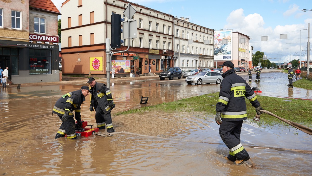 W Gdańsku dwie osoby straciły życie w powodzi, która wczoraj wieczorem sparaliżowała miasto. Ich ciała w zalanej piwnicy odnaleziono dopiero dzisiaj - informuje RMF FM.