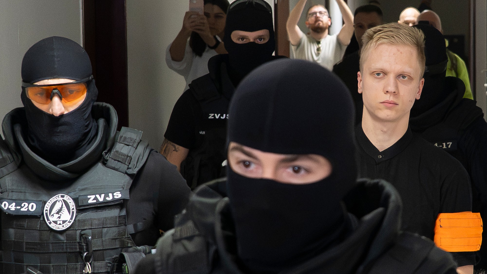 Obžalovaný Samuel S. v sprievode príslušníkov Zboru väzenskej a justičnej stráže. 