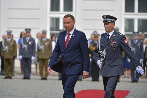 Prezydent RP, zwierzchnik Sił Zbrojnych Andrzej Duda oraz dowódca Garnizonu Warszawa gen. brygady Robert Głąb