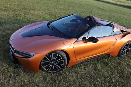 BMW i8 Roadster - nowa, sportowa hybryda bez dachu