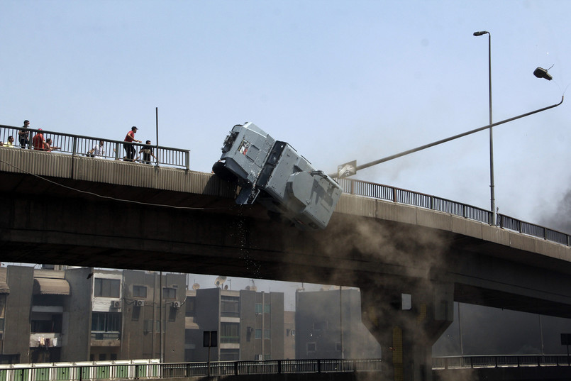 Tragedia rozegrała się na estakadzie prowadzącego przez Nil Mostu 6 Października w dzielnicy Nasr w Kairze
