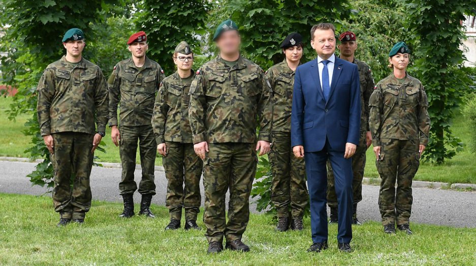 Minister Błaszczak z Adamem Z. podczas spotkania w wojskowym ośrodku w Puławach.