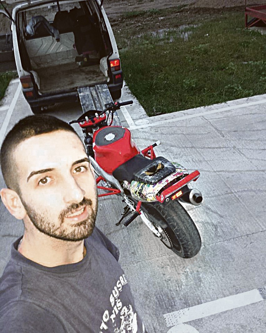 trenira tek godinu i po, a već je savladao brojne akrobatske figure