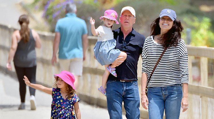 A színész feleségével, 
Emma Hemminggel és 
két közös gyermekükkel ruccant ki/Fotó:Profimedia-Reddot