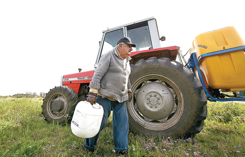 Nikad nije zapostavio farmu na kojoj i danas živi, a zemlju obrađuje sa dva stara traktora "fergusona"