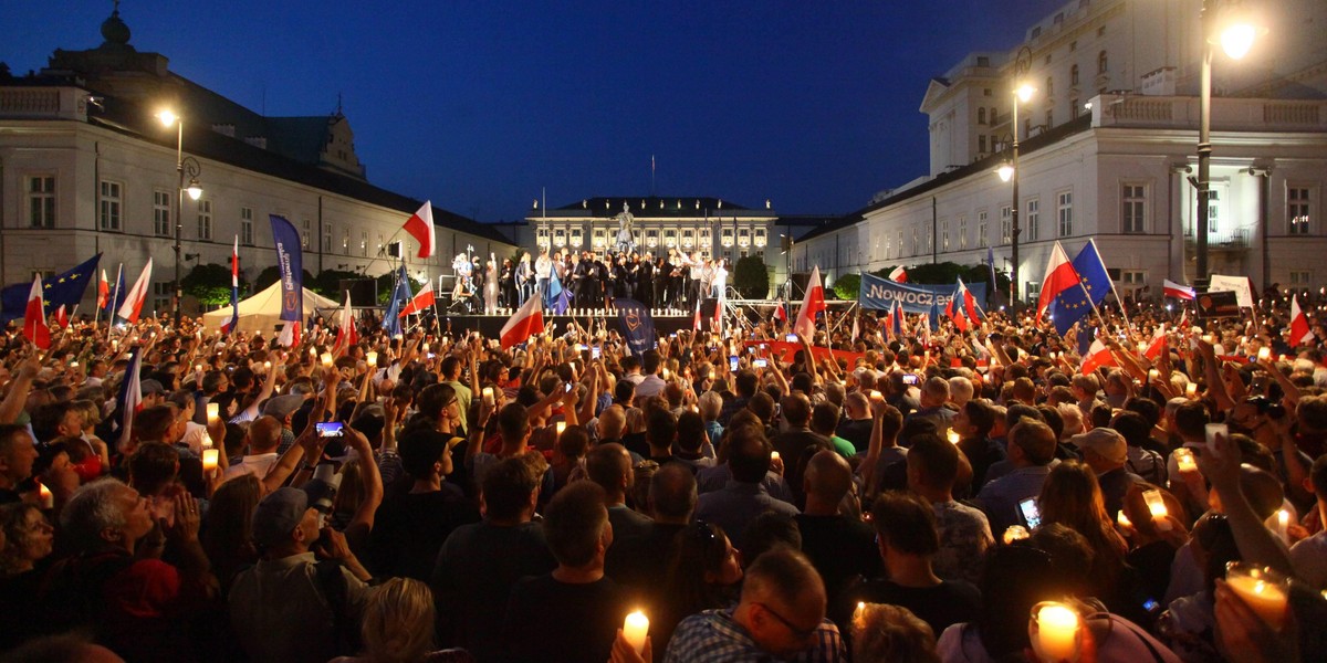 Teoria spiskowa prawicy. Wymyślili „astroturfing”